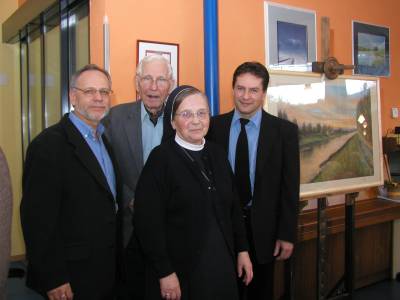 von links: der Künstler Andreas Pawlaczyk, Mentor Zygi Wisniewski, Sr. Magdalena und David Düngler 